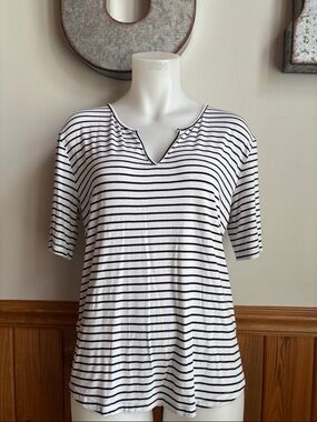 Eddie Bauer S White & Black Striped Split V-Neck rayon/spandex Short Sleeve Top